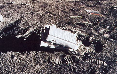 imagen de un conjunto de retrorreflectores y una bolsa Ziploc en la superficie de la Luna